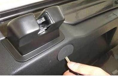 车上隐藏的逃生暗道 拔动开关，关键时刻的救命法宝